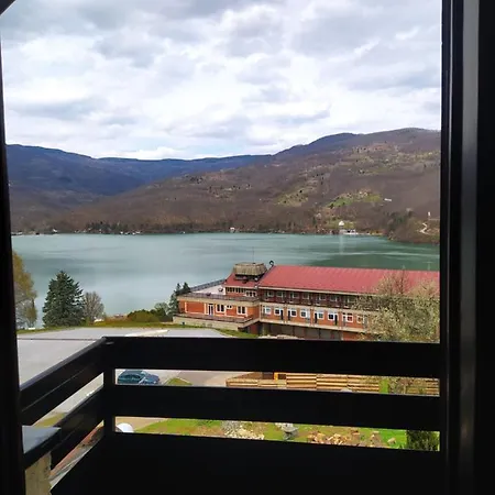 Jezero Apartment *