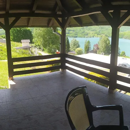 Jezero Apartment *